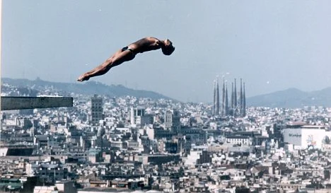 Vue panoramique de Barcelone depuis Montjuïc avec piscine à débordement sur la ville méditerranéenne