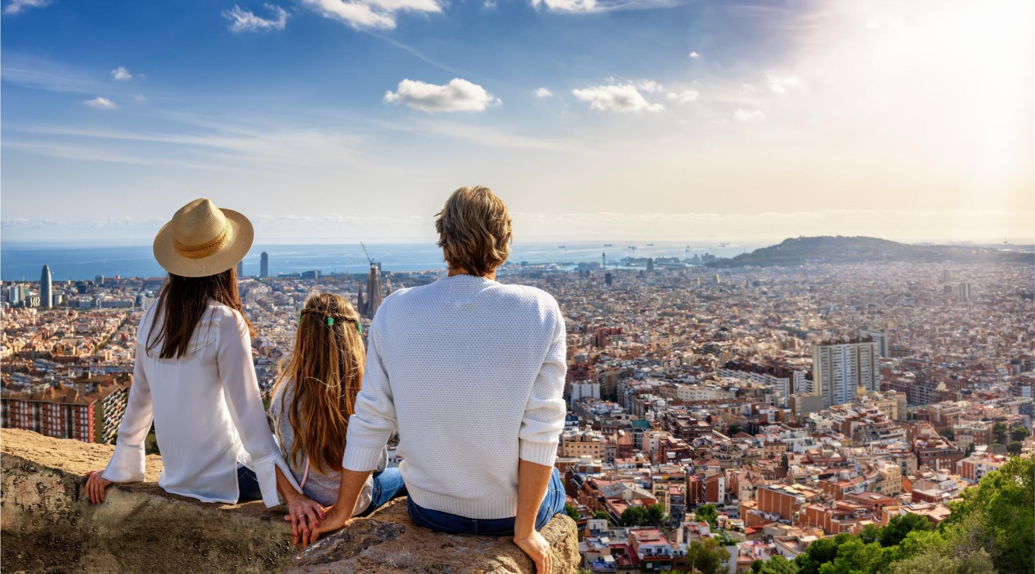 Ligne d'horizon de Barcelone avec la Sagrada Familia et la côte méditerranéenne