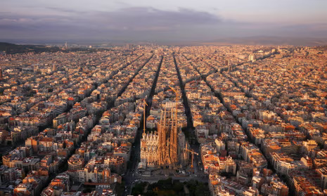 Rénovation d'un appartement moderniste dans le quartier de l'Eixample à Barcelone, en préservant les tuiles hydrauliques et les plafonds à caissons d'origine