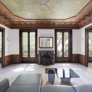Rénovation d'un appartement historique du XIe siècle dans le quartier gothique de Barcelone, avec des murs de pierre médiévaux préservés et des équipements de luxe modernes.