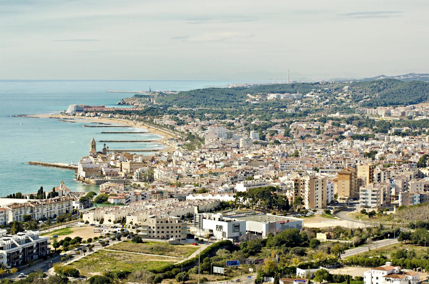 Maisons à flanc de colline de Levantina avec vue sur la mer