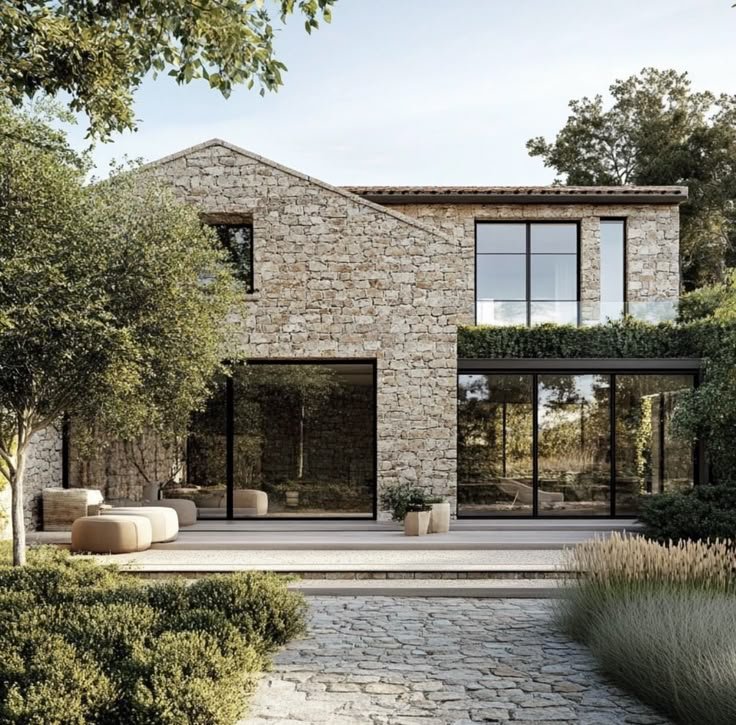 Rénovation d'une ferme catalane historique en pierre du 11ème siècle dans le Gironès avec 145 hectares de forêts de chênes-lièges et d'oliveraies.