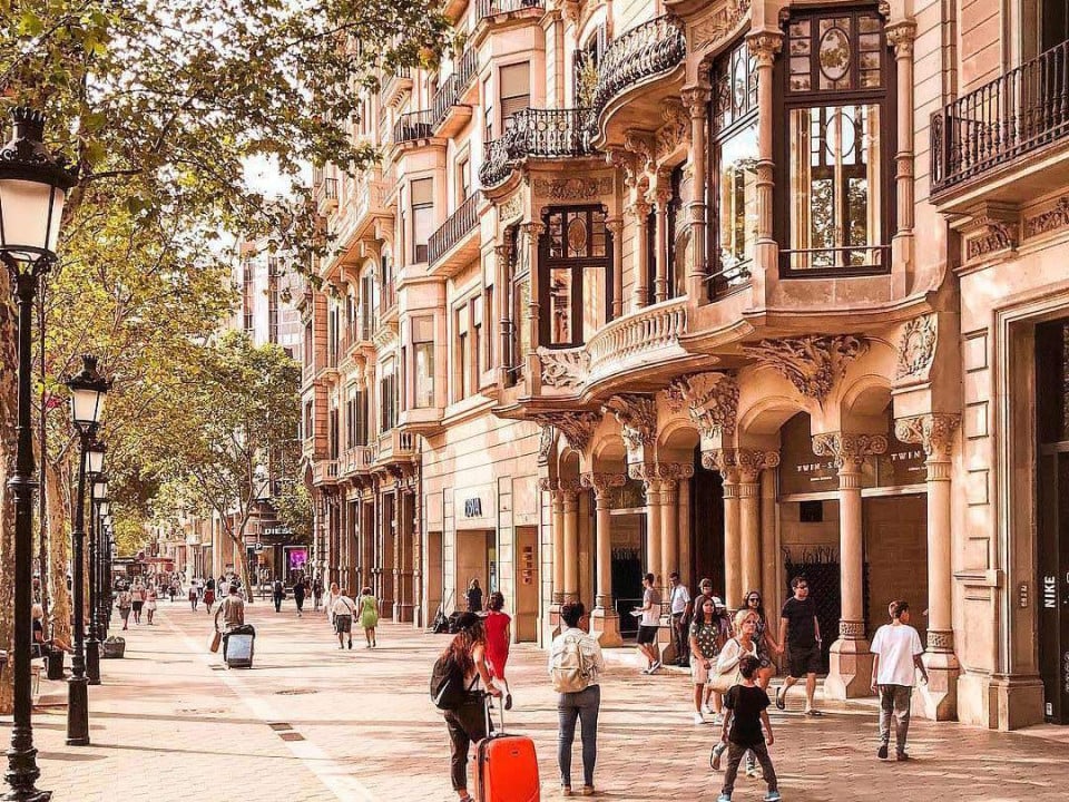 Carte des quartiers de Barcelone montrant l'Eixample, la GrÃ cia, le SarriÃ , le quartier gothique et d'autres quartiers.